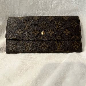 *SOLD*.   Louis Vuitton monogram Sarah wallet in very good condition.